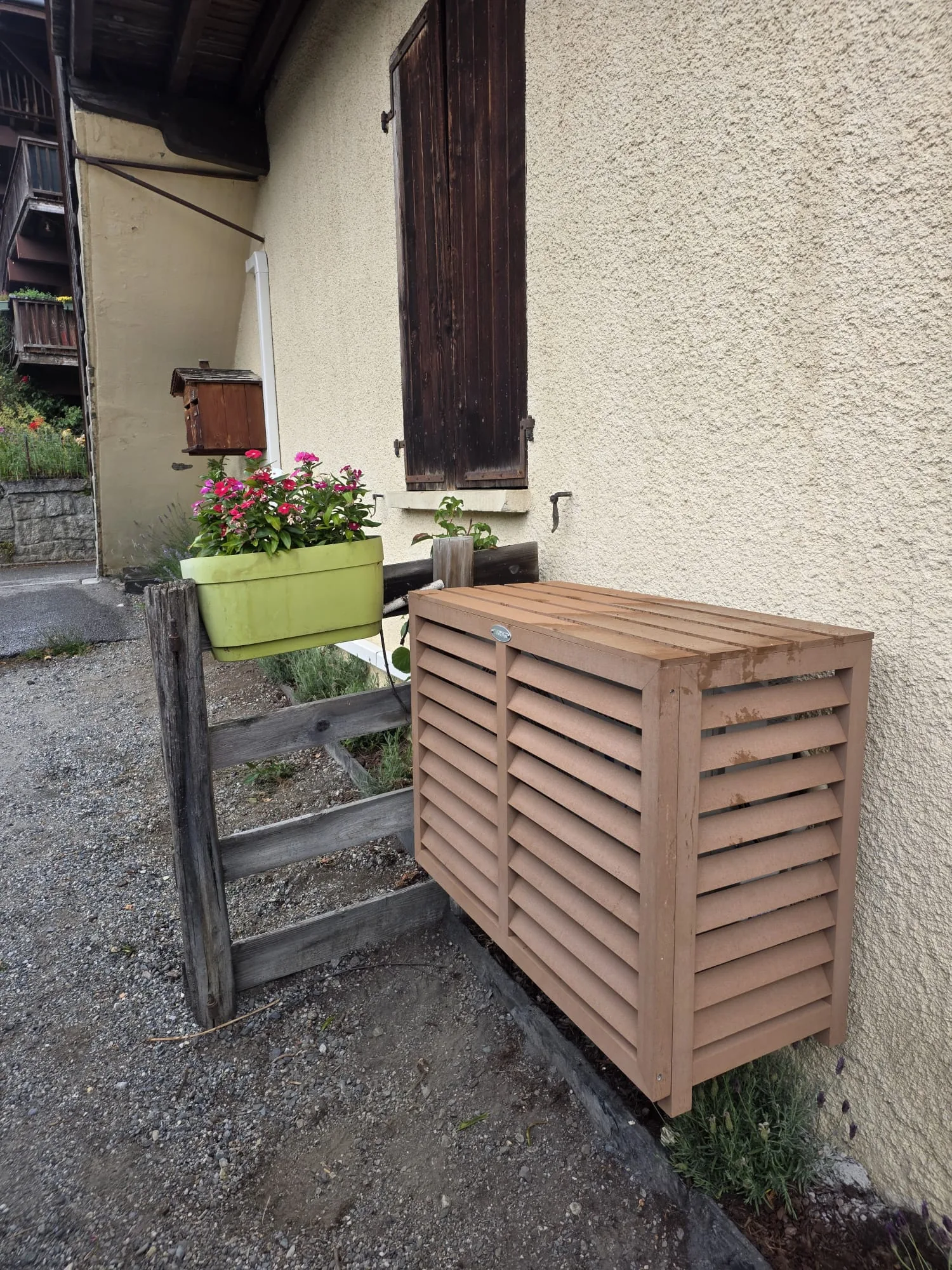 Cache en bois habillant une unité extérieure