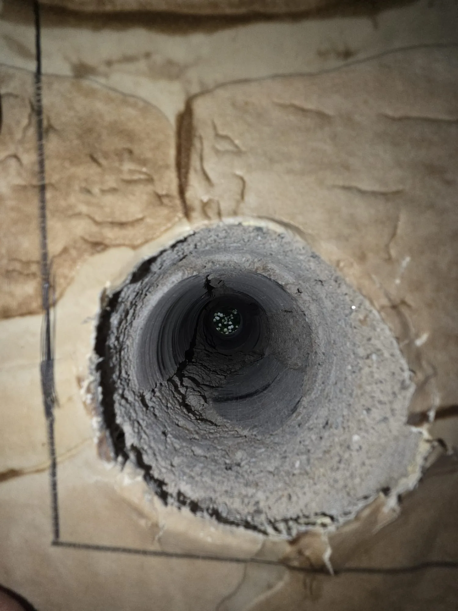 Carottage du mur pour le passage des liaisons frigorifiques
