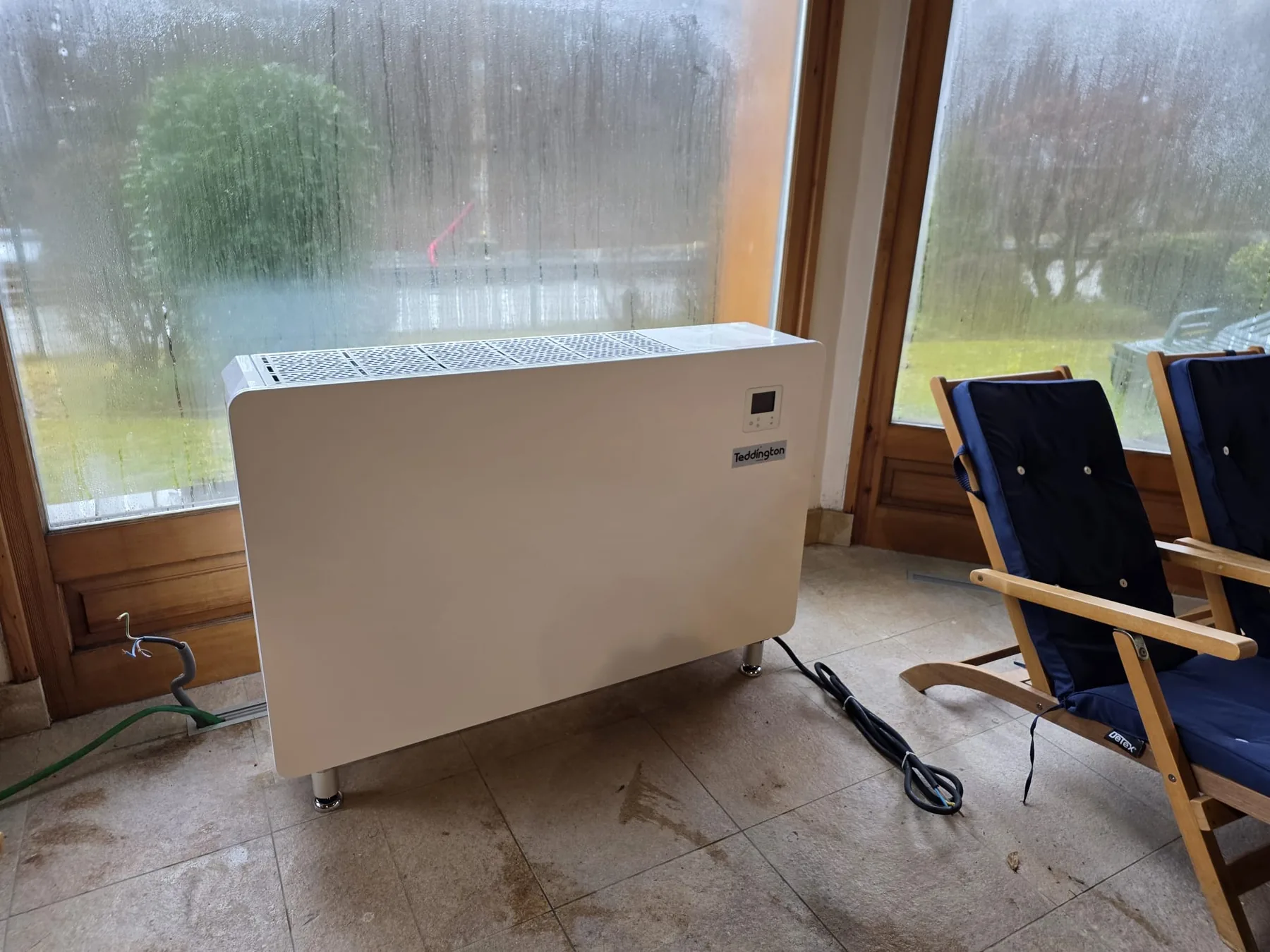 Unité console au bord d'une piscine intérieure
