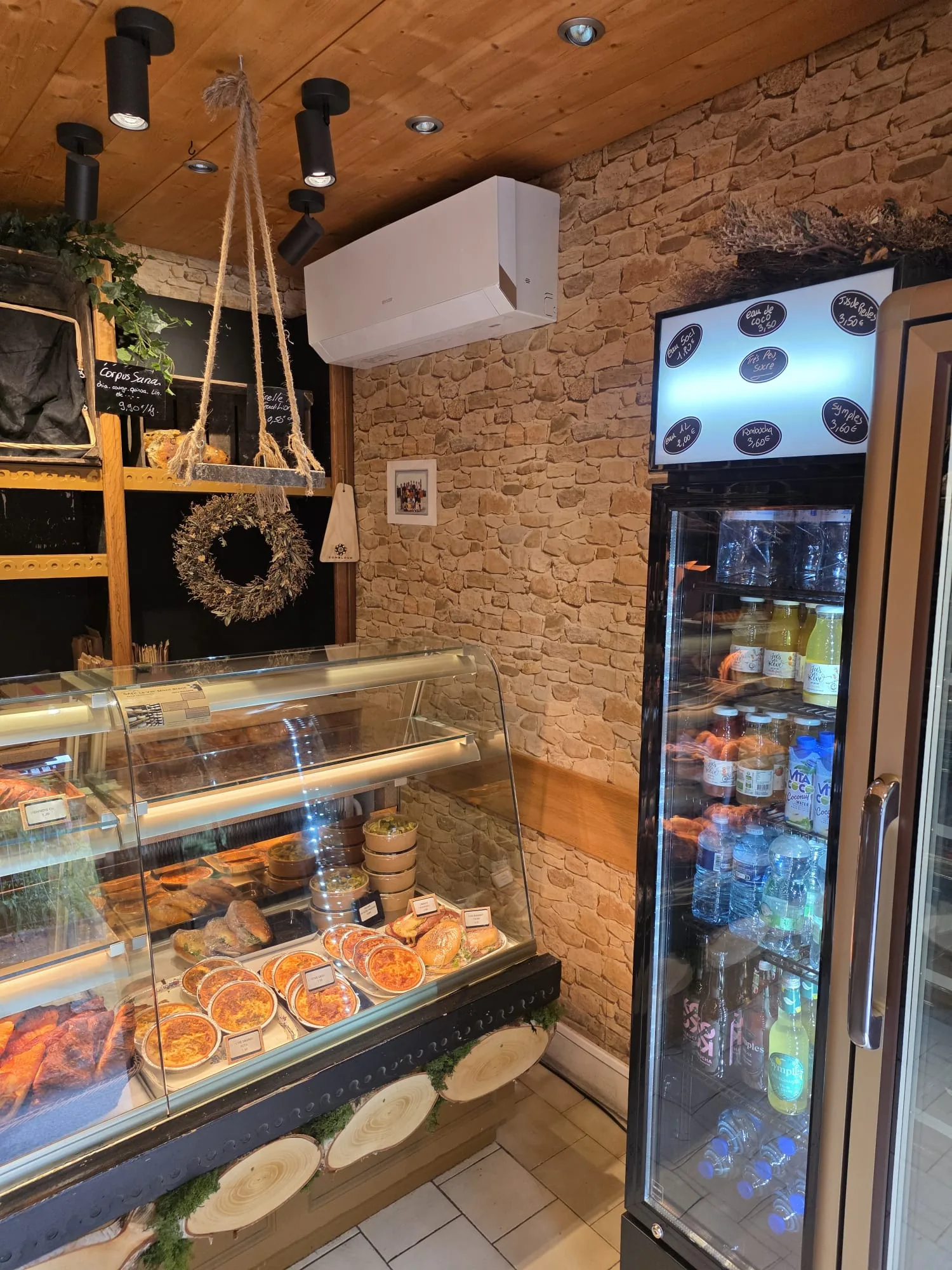 Vitrine réfrigérée et climatisation d'une épicerie fine