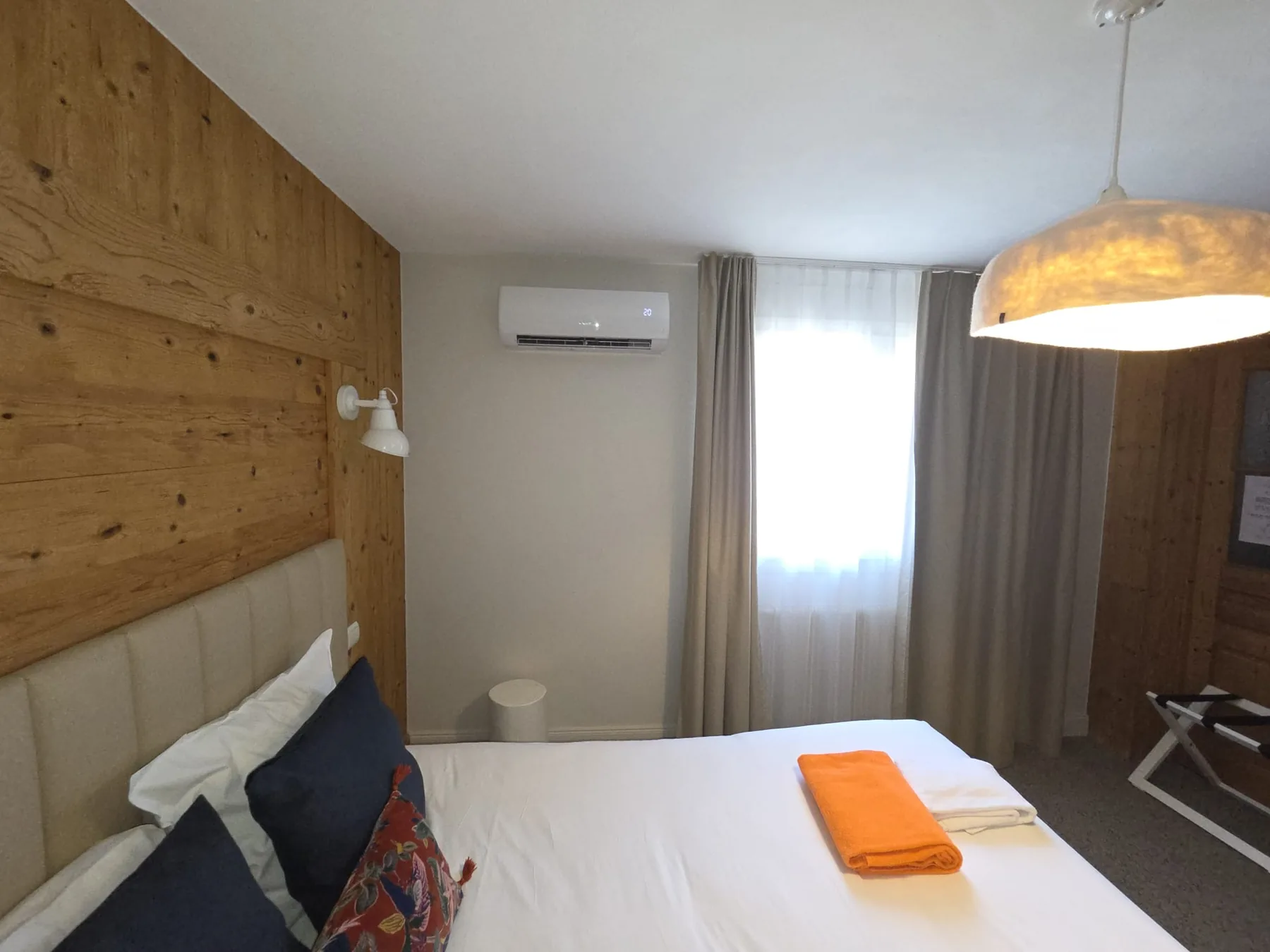 Climatiseur mural dans une chambre d'hôtel